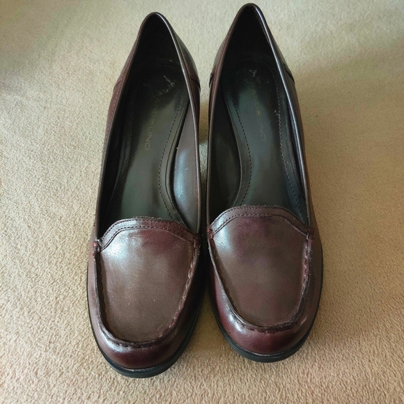 🧸SOLD🧸 VINTAGE 90s Brown Chunky Loafer Heels - Picture 4 of 9